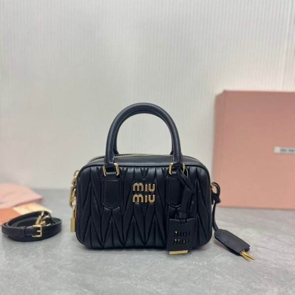 Size: 19X13X6CM