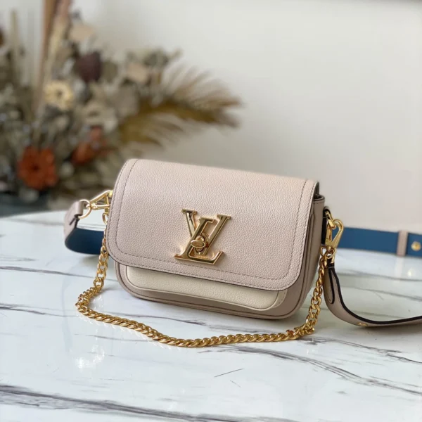 Louis Vuitton Size: 19 x 13 x 8 cm