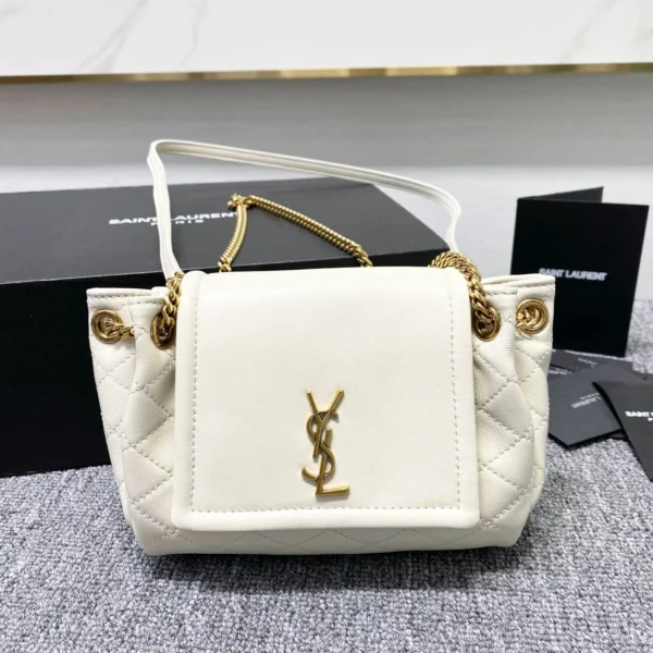 Lambskin Size: 18x13x6cm Code: 672838